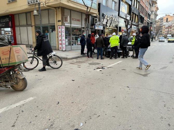 Otomobil ile motosiklet çarpıştı, 1 kişi yaralandı