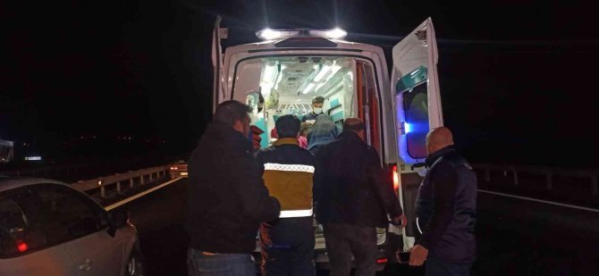 Otoyolda kamyon ile otomobil çarpıştı: 2’si çocuk 3 kişi yaralandı