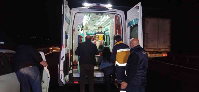 Otoyolda kamyon ile otomobil çarpıştı: 2’si çocuk 3 kişi yaralandı