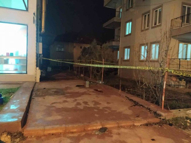 Tartıştığı iki kişiyi bıçaklayıp kaçtı: 1 ölü, 1 yaralı