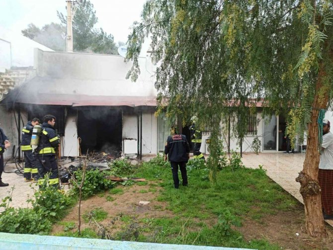 Yanan ev kullanılamaz hale geldi