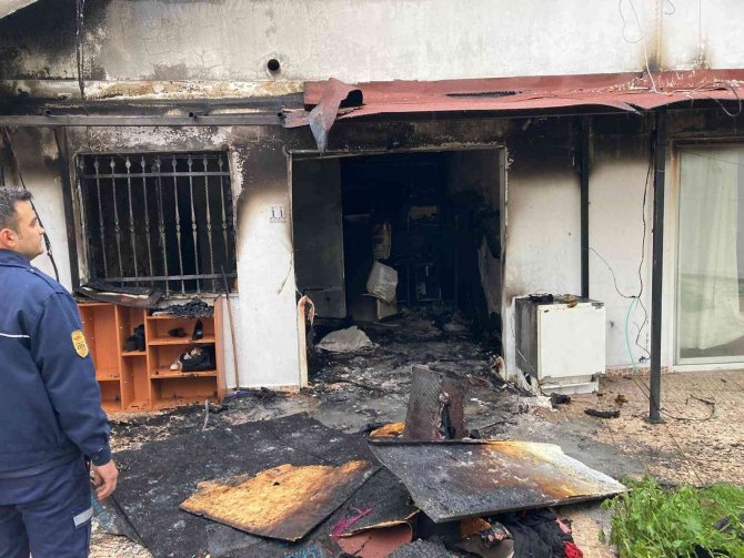 Yanan ev kullanılamaz hale geldi