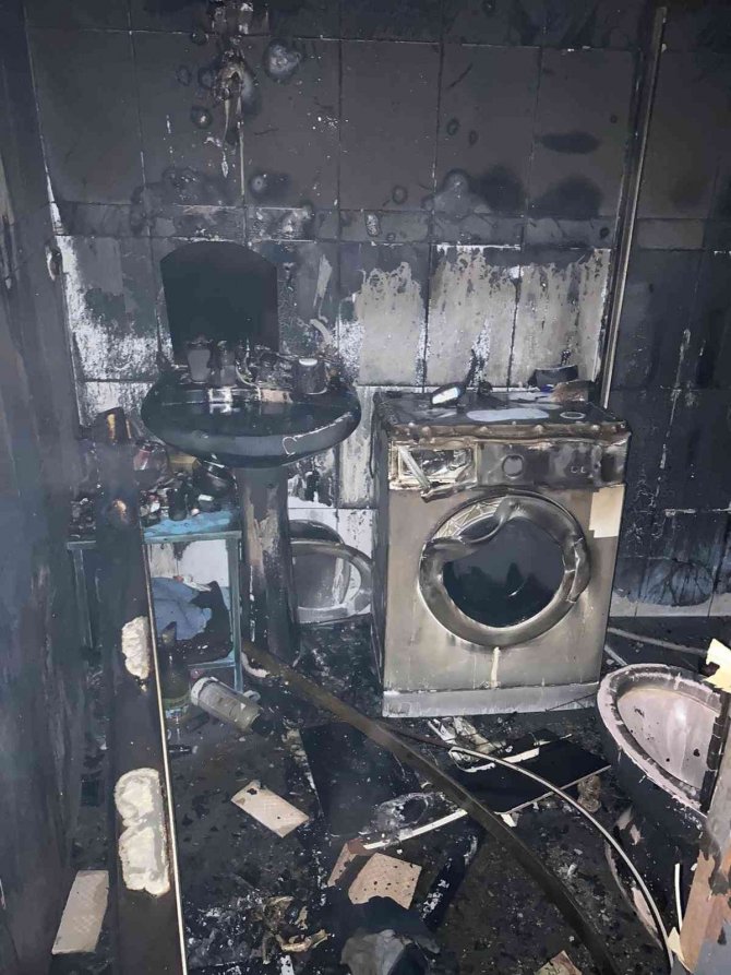 Yanan ev kullanılamaz hale geldi