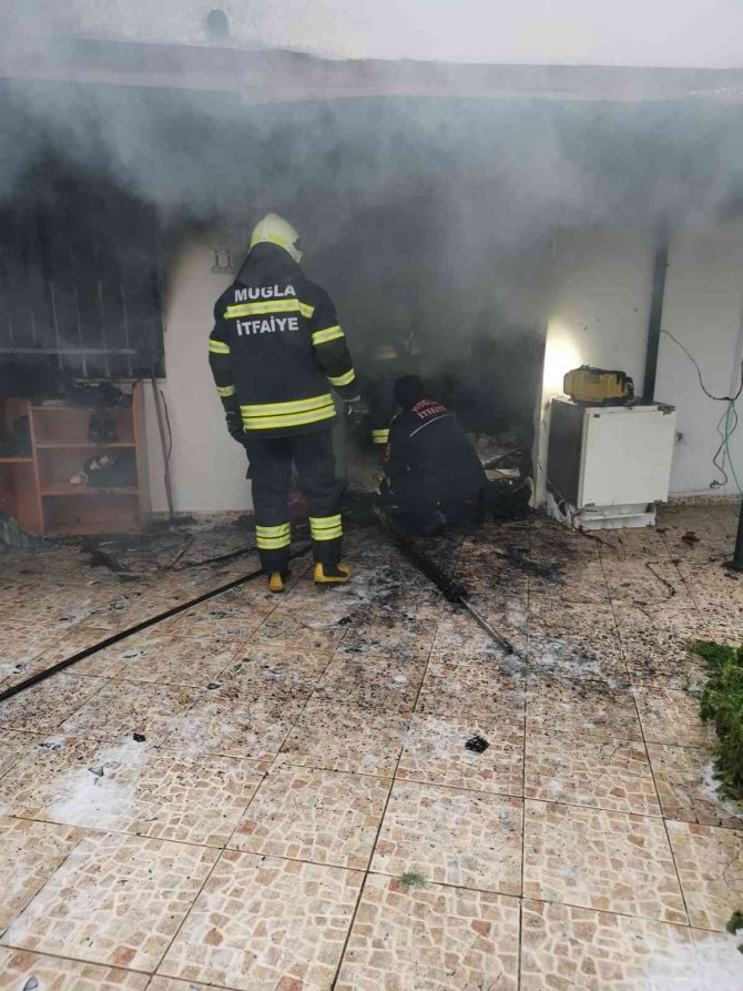 Yanan ev kullanılamaz hale geldi
