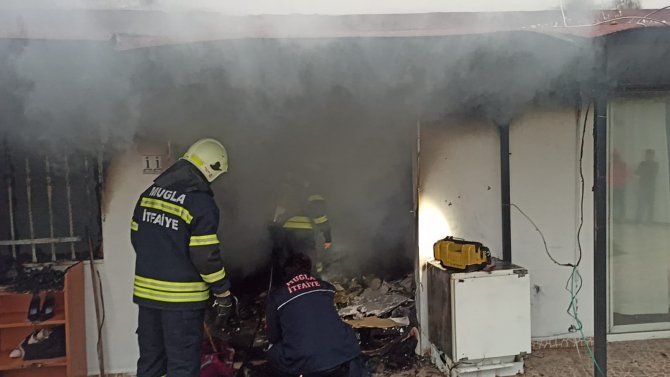 Yanan ev kullanılamaz hale geldi