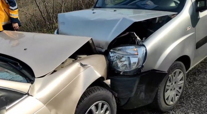Zonguldak’ta iki otomobil kafa kafaya çarpıştı: 2 yaralı
