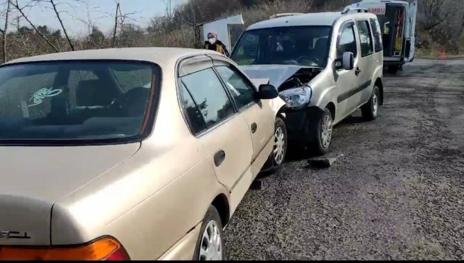 Zonguldak’ta iki otomobil kafa kafaya çarpıştı: 2 yaralı