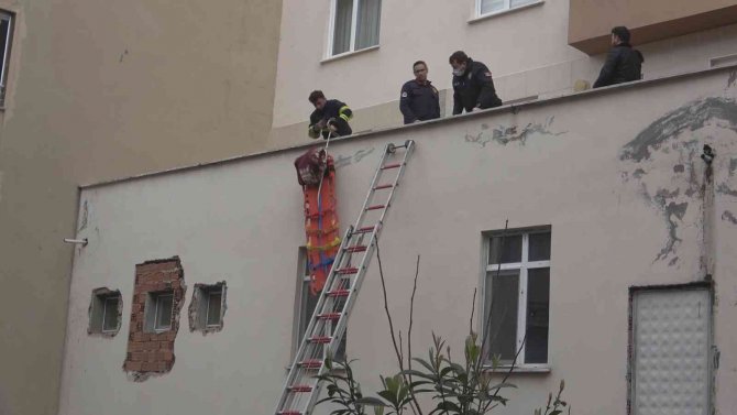 4. kattan 1. katın balkonuna düşen şahsı kurtarmak için zamanla yarıştılar