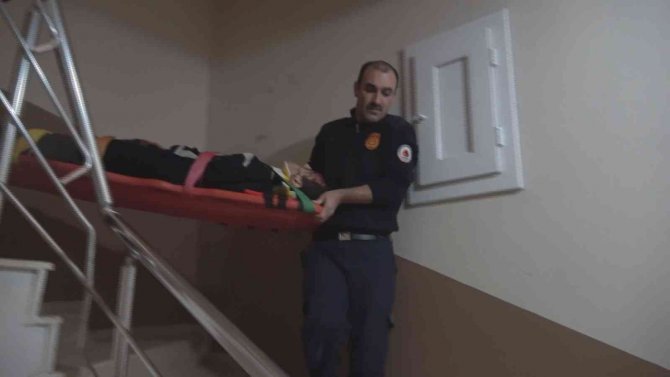 4. kattan 1. katın balkonuna düşen şahsı kurtarmak için zamanla yarıştılar