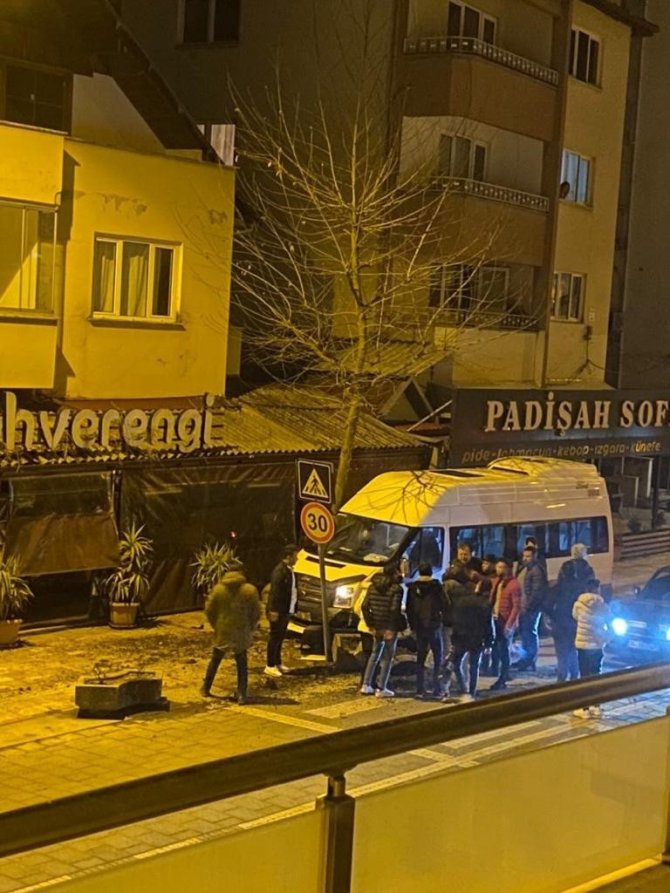 Alkollü sürücüyü kafeye girmekten beton saksılar ve direk durdurdu
