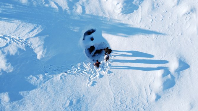 Konya'da bin 700 rakımdaki Cula Deliği'ne kar dolduruldu