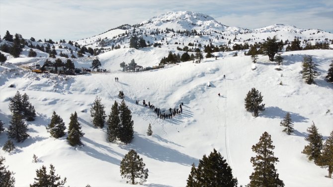 Konya'da bin 700 rakımdaki Cula Deliği'ne kar dolduruldu