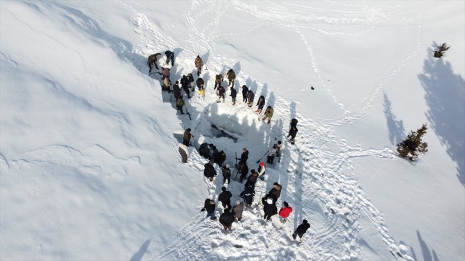 Konya'da bin 700 rakımdaki Cula Deliği'ne kar dolduruldu