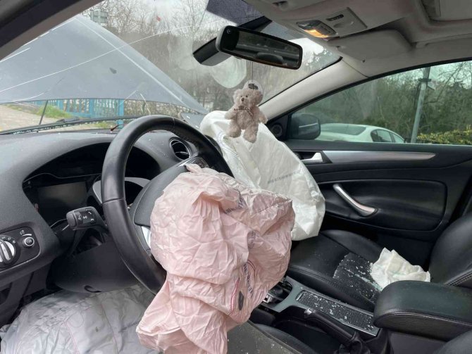 Hatalı sollama yapan araç karşı yönden gelen araca çarptı: 3 yaralı