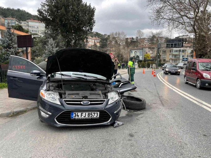 Hatalı sollama yapan araç karşı yönden gelen araca çarptı: 3 yaralı