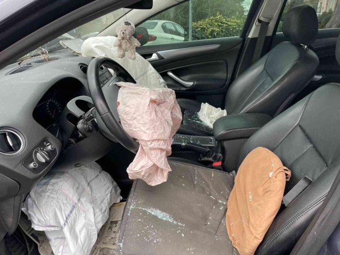 Hatalı sollama yapan araç karşı yönden gelen araca çarptı: 3 yaralı