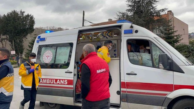 Hatalı sollama yapan araç karşı yönden gelen araca çarptı: 3 yaralı