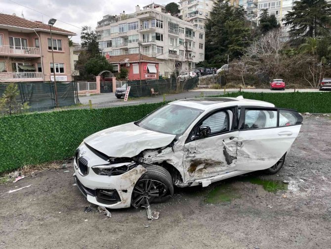 Hatalı sollama yapan araç karşı yönden gelen araca çarptı: 3 yaralı