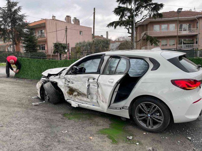 Hatalı sollama yapan araç karşı yönden gelen araca çarptı: 3 yaralı