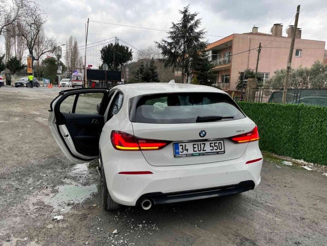 Hatalı sollama yapan araç karşı yönden gelen araca çarptı: 3 yaralı