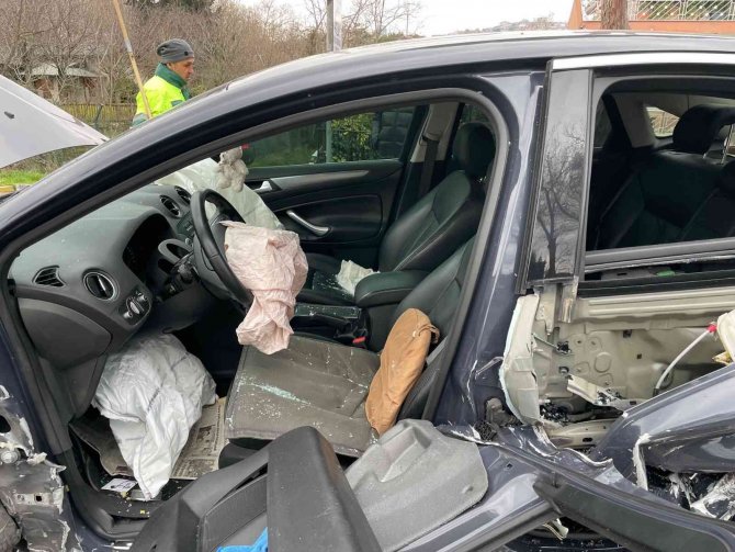 Hatalı sollama yapan araç karşı yönden gelen araca çarptı: 3 yaralı