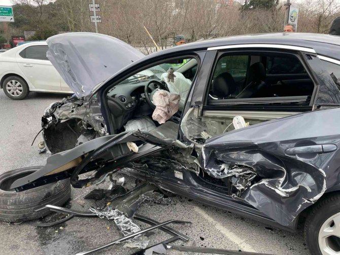 Hatalı sollama yapan araç karşı yönden gelen araca çarptı: 3 yaralı