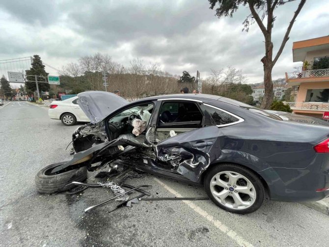 Hatalı sollama yapan araç karşı yönden gelen araca çarptı: 3 yaralı
