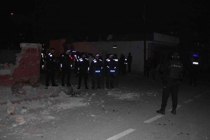 Husumetli iki grup birbirine girdi, mahalle karıştı