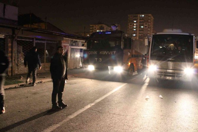 Husumetli iki grup birbirine girdi, mahalle karıştı