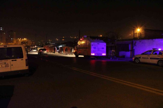 Husumetli iki grup birbirine girdi, mahalle karıştı