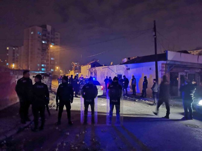 Husumetli iki grup birbirine girdi, mahalle karıştı