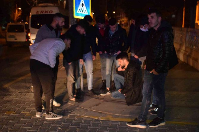 İki otomobil kavşakta çarpıştı: 2 yaralı