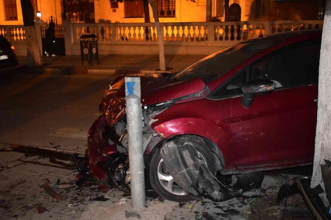 İki otomobil kavşakta çarpıştı: 2 yaralı