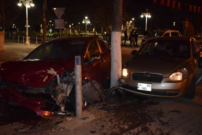 İki otomobil kavşakta çarpıştı: 2 yaralı