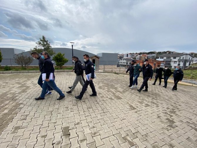 İzmir’de hırsızlar, evde uyuşturucu maddesi kullanırken kıskıvrak yakalandı