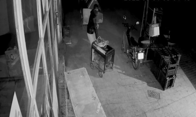 Kasabın jeneratörünün çalınma anı kamerada