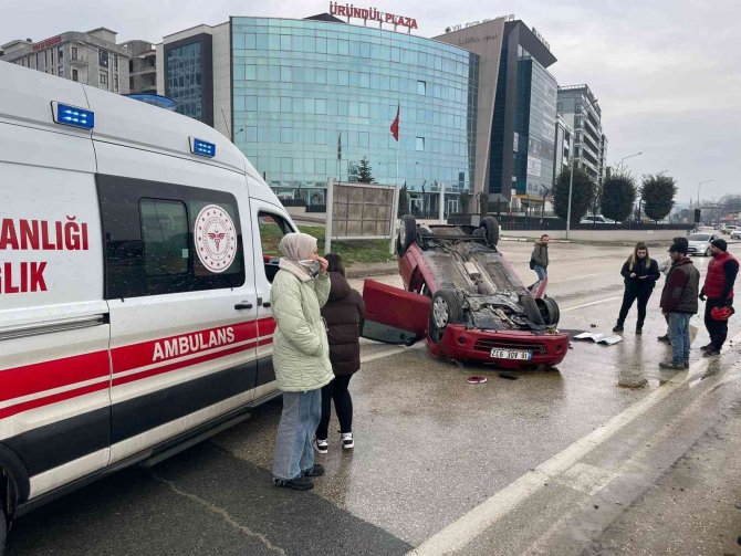 Kayganlaşan yolda kontrolden çıkan otomobil takla attı