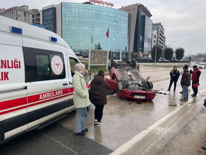Kayganlaşan yolda kontrolden çıkan otomobil takla attı