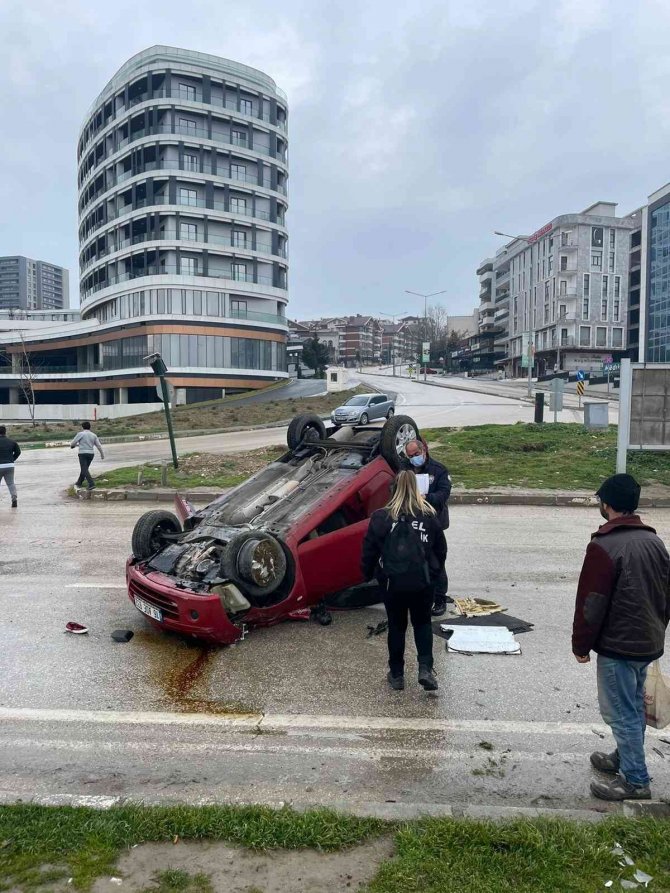 Kayganlaşan yolda kontrolden çıkan otomobil takla attı