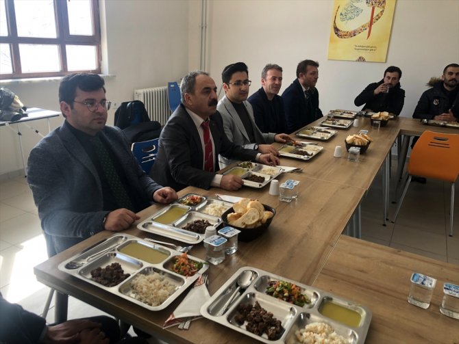 Yunak Kaymakamı Murat Karahan, öğrencilerle bir araya geldi