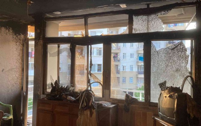 Mersin’de ev yangını: Birçok eşya küle döndü