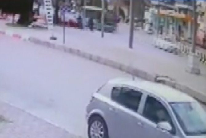 Otomobil ile otobüs çarpıştı, bisikletli sürücüler kazayı kılpayı atlattı