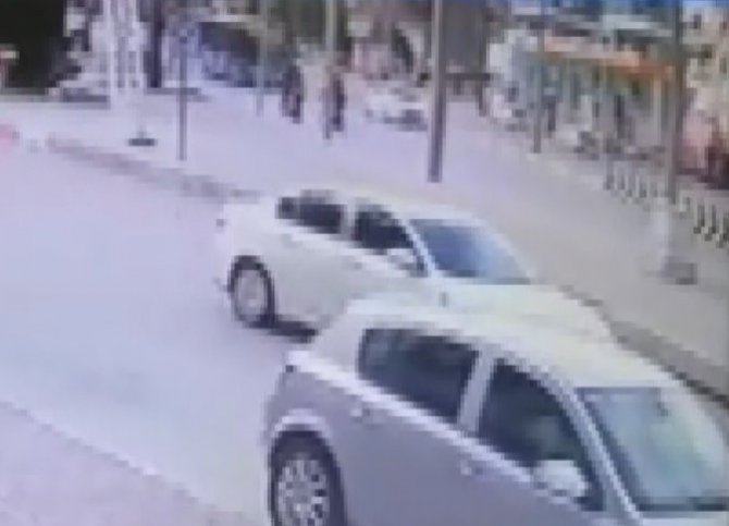 Otomobil ile otobüs çarpıştı, bisikletli sürücüler kazayı kılpayı atlattı