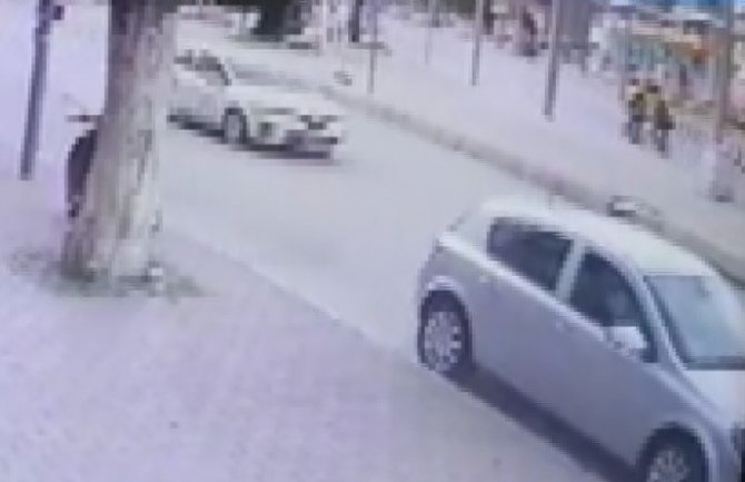 Otomobil ile otobüs çarpıştı, bisikletli sürücüler kazayı kılpayı atlattı