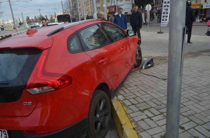 Otomobil ile otobüs çarpıştı, bisikletli sürücüler kazayı kılpayı atlattı