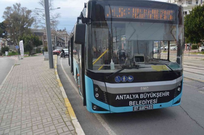 Otomobil ile otobüs çarpıştı, bisikletli sürücüler kazayı kılpayı atlattı