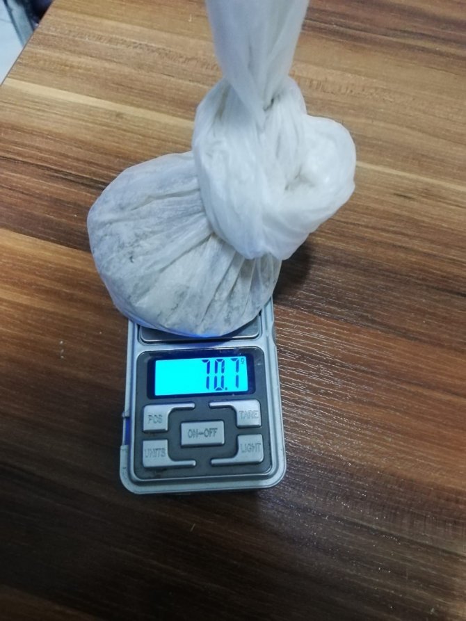 Pusuya yatan polis, zehir tacirlerini suçüstü yakaladı