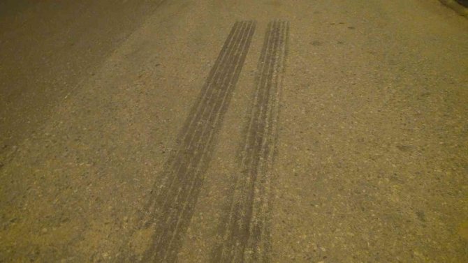 Sokak köpeklerinin kovaladığı kız çocuğu kamyonun altında kaldı