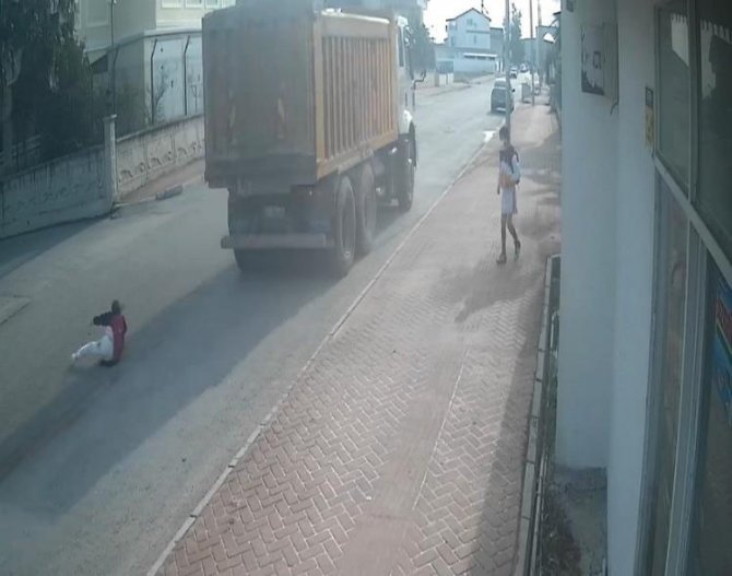 Sokak köpeklerinin kovaladığı kız çocuğu kamyonun altında kaldı