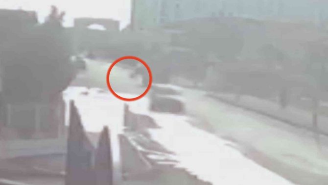 Sokak köpeklerinin kovaladığı kız çocuğu kamyonun altında kaldı